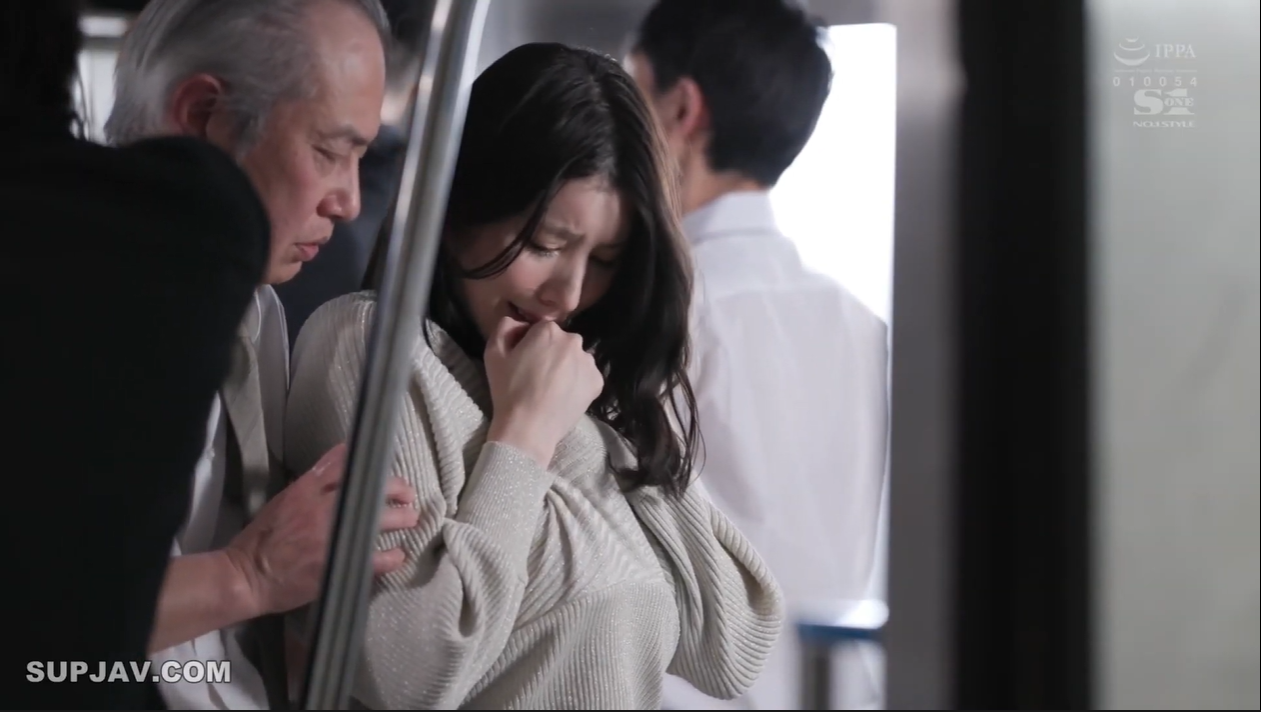 Em gái bị sàm sỡ trên tàu điện khi trên đường về quê thăm bố