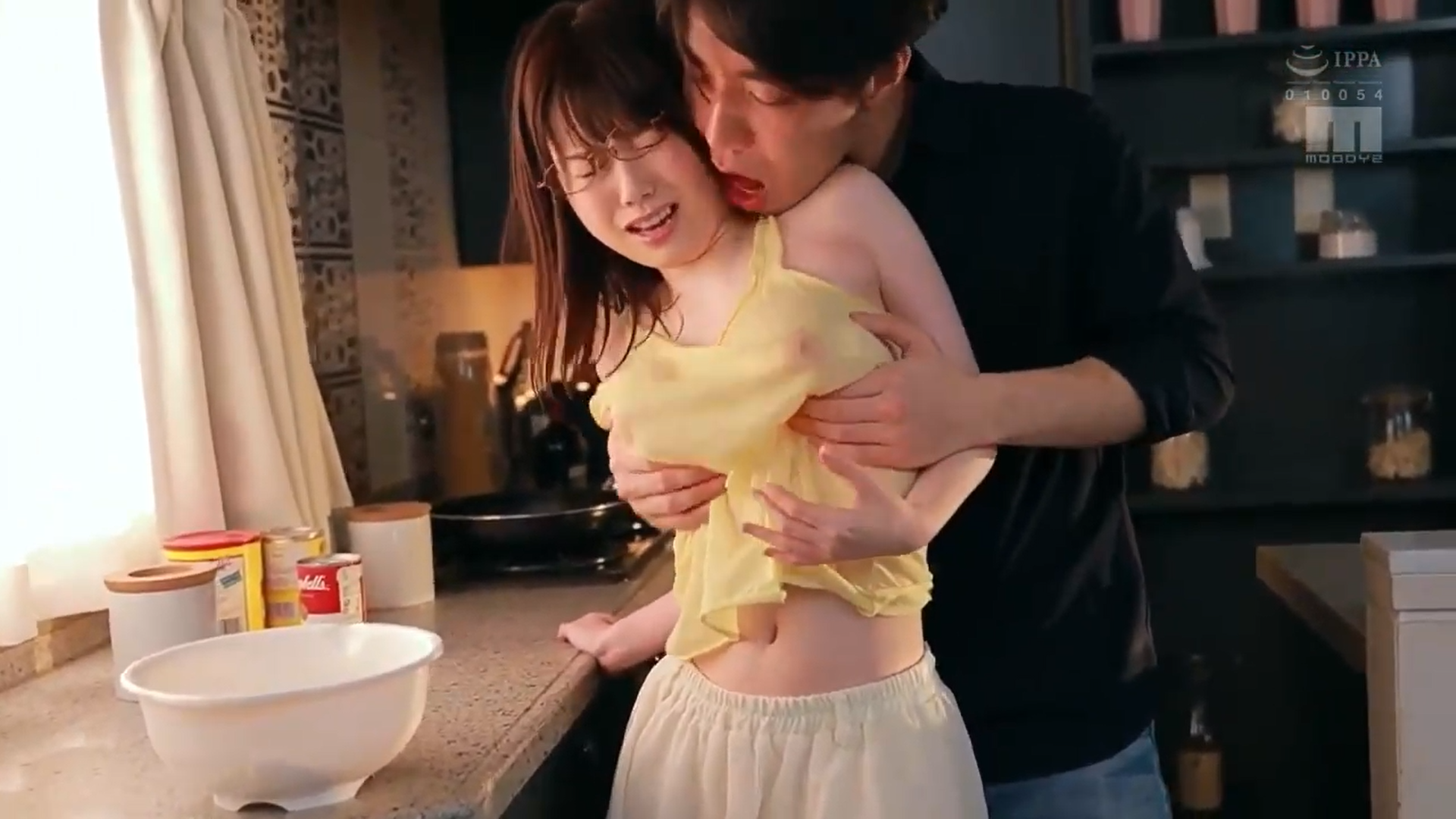 Đòi bóp vú đụ lồn em gái khi đang nấu cơm
